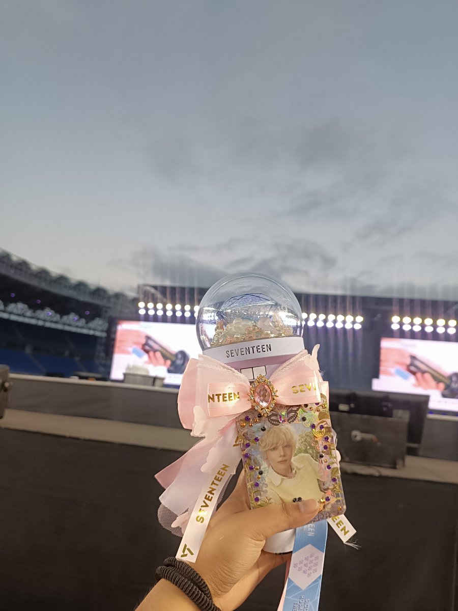 loey_hanihaee's tweet photo. still can't process that I was able to saw them this close 😭✨
#SEVENT https://t.co/F8TIykHEwY