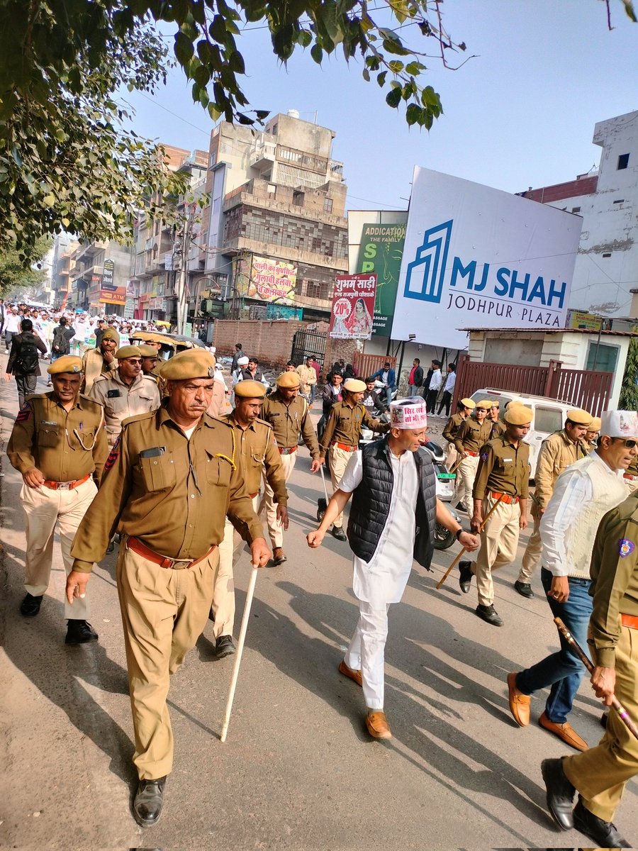 राज्य वृक्ष खेजडियों की अंधाधुंध कटाई को रोकने को लेकर #जोधपुर_बंद  के दौरान पर्यावरण प्रेमियों की रैली की कुछ झलक! 
<a href="/Devendraburia/">Devendra Bishnoi</a> 
<a href="/BishnoiYouth/">BISHNOI YOUTH TEAM OFFICIAL</a>