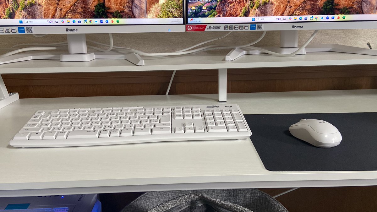 yoshitake01's tweet photo. 昨年12月にデスクトップPC購入
13年以上使っていたノートPC（ほぼデスクトップ扱い）からの買い替え。
最新のパソコンは起動がクッソはやい
作業しやすいようにデュアルディスプレイにして白で統一
こうなってくると、MacBook Airが欲しくなる
#mouse_computer 
#NEXTGEAR 
#デスクトップpc
#ホワイト https://t.co/qSgEAdTh0a