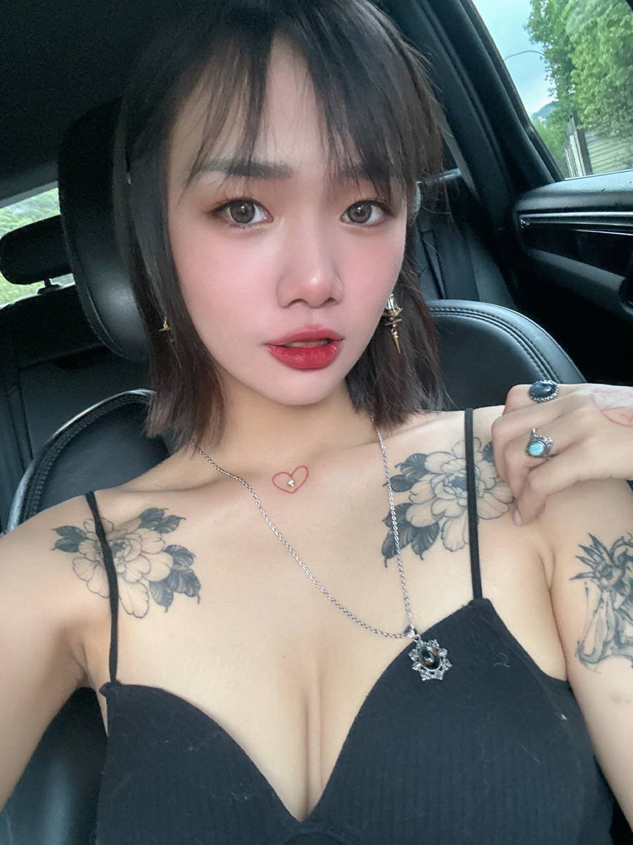 午安寶寶☺️
打扮好了 
過年期間需要一日女友陪你打牌的
留言轉發 我挑5個💦💦 https://t.co/AaQZVLQ1xe