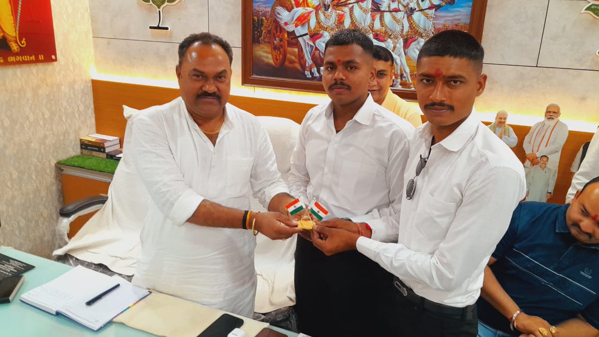 દેશની સેવામાં સમર્પિતની ભાવના સાથે બિએસએફ ની ટ્રેનિંગ માટે મહારાષ્ટ્ર જઈ રહેલ તળાજા તાલુકાના પ્રતાપરા ગામના શ્રી ઋત્વિકભાઈ ગુજરીયા તથા અનિલભાઈ શિયાળને આજે <a href="/Gautambhaibjp/">MLA Gautam Chauhan</a> ના કાર્યાલય ખાતે મુલાકાત દરમિયાન તેમને ખૂબ ખૂબ શુભેચ્છાઓ પાઠવી ને સન્માન કર્યુ !🙏