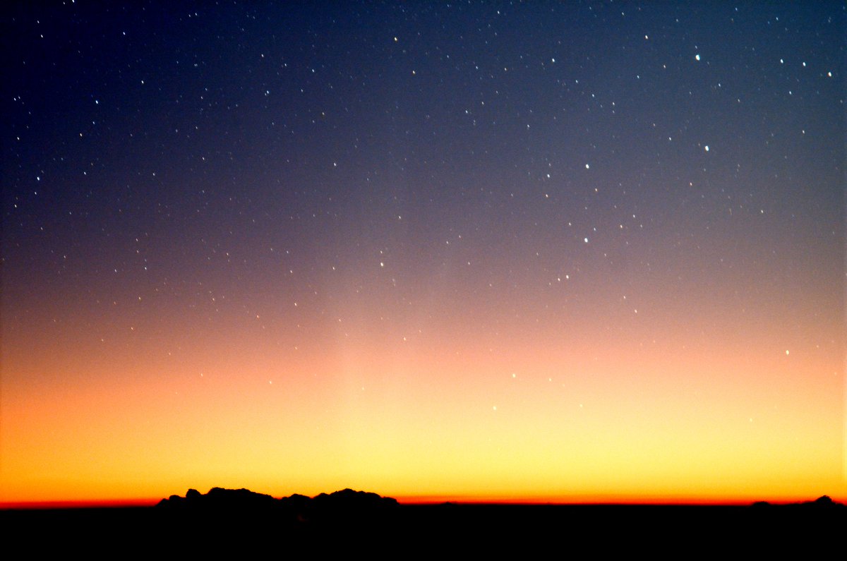 IchiTanaka13796's tweet image. Tail of ATLAS from Maunakea (HP), Hawai&apos;i  !!
ついにアトラス彗星（C/2024 G3）の尾を捉えました！

頭部は既に沈み、尾だけが夕焼けの光にヴェールの様に見えてます。
複雑な構造が何となくわかります。すごい！

Nikon D5100
85mm F4.5 
10秒露出 ISO3200 を８枚合成
2025-01-18 (HST) 19:17~