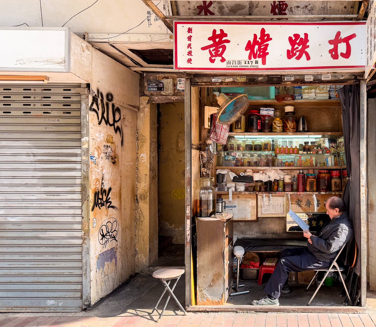 NEFootsteps's tweet image. It's my first time back in Hong Kong in over a decade and I'm having so much fun taking in all of the street scenes here