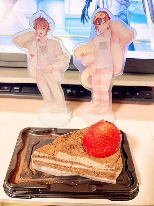苺大福作ろうと思って買っておいた苺余ったからケーキに乗せたけど苺がほんと大きくてすごい贅沢感 