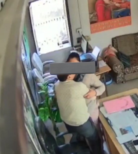 ख़बर है राजस्थान के चित्तौड़गढ़ से, 

यहां से एक स्कूल की वीडियो वायरल हो रही है, इस वीडियो में एक शिक्षक और शिक्षिका एक दूसरे के अथाह प्यार के समुद्र में डुबकी लगा रहे हैं,

यह डुबकी देह के प्रत्येक भाग में बारी बारी से लगाई जा रही है मगर अफ़सोस

इन दोनों को नहीं पता था कि "ऊपर