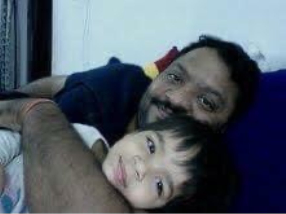 Editor_SanjayS's tweet photo. उन्नीस जनवरी… मेरी जिंदगी की सबसे प्यारी तारीख।
इसी दिन मेरी नन्ही परी मेरे घर आई थी।

मैंने सुना था कि भगवान जिसे सबसे ज्यादा प्यार करते हैं, उसे बेटी देते हैं।
मेरे लिए तो वह खुद भगवान बनकर आई है।
हर पल मेरी चिंता, मेरा दुलार—यह सिर्फ बेटियां ही कर सकती हैं।

देखते-देखते वह बड़ी हो गई।
चाहे उम्र कितनी भी हो जाए, पर एक नन्ही बच्ची हमेशा उसके अंदर रहती है।
उसका घर में होना एक ताजी हवा के झोंके जैसा लगता है।

वह बेहद संवेदनशील है और उसकी दोस्त भी।
एक NGO के ��ाथ मिलकर ये गरीबों को कपड़े देती हैं और निरीह जानवरों को खाना खिलाती हैं।

मजे की बात यह है कि कॉलेज की ओर से क्रिएटिव काम कराया जाता है, तो मैडम अपनी दोस्तों के साथ एक मैगजीन तैयार कर रही हैं, और उसकी संपादक भी वही हैं।
जब मैंने कहा कि मैं कुछ मदद कर दूं, तो साफ मना कर दिया, “हम लोग खुद करेंगे।”

आज मेरी इस नन्ही परी का जन्मदिन है।
यह दिन सिर्फ पापा और बेटी का है।
आपसे गुजारिश है कि इस प्यारी बच्च��� को ढेर सारा प्यार और आशीर्वाद दें।
आपका आशीर्वाद उसे एक अच्छा इंसान बनने में मदद करेगा।
