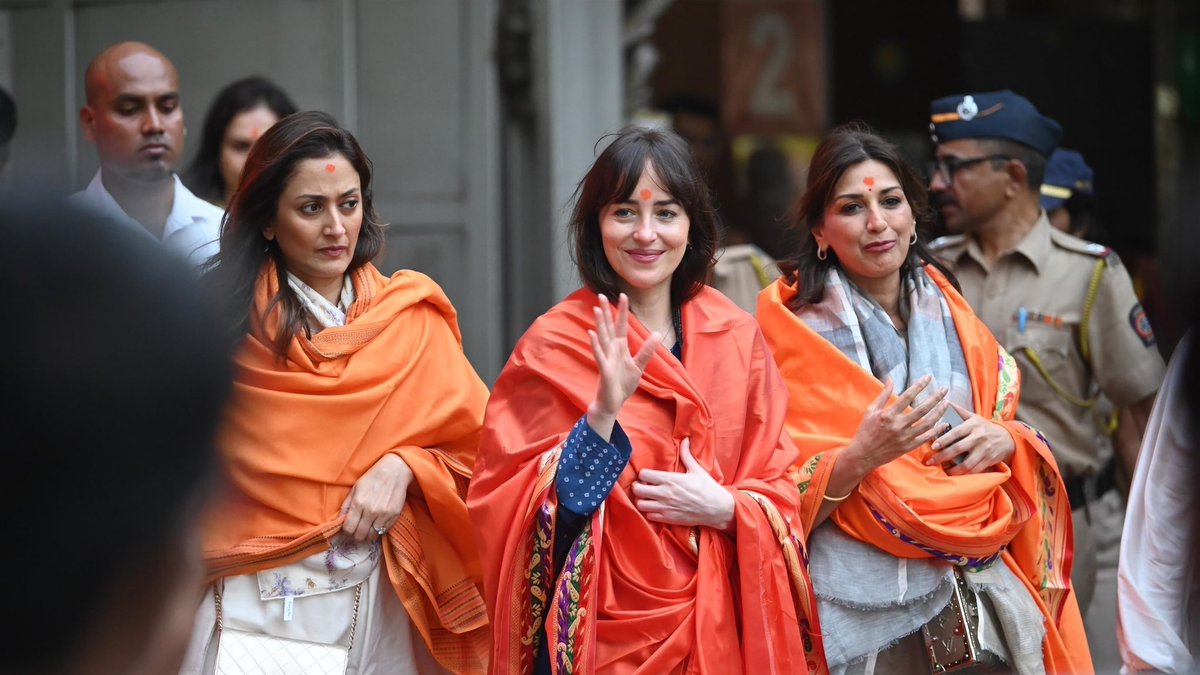 mufaddal_vohra's tweet image. Dakota Johnson at the Siddhivinayak temple in Mumbai. 🙏❤️