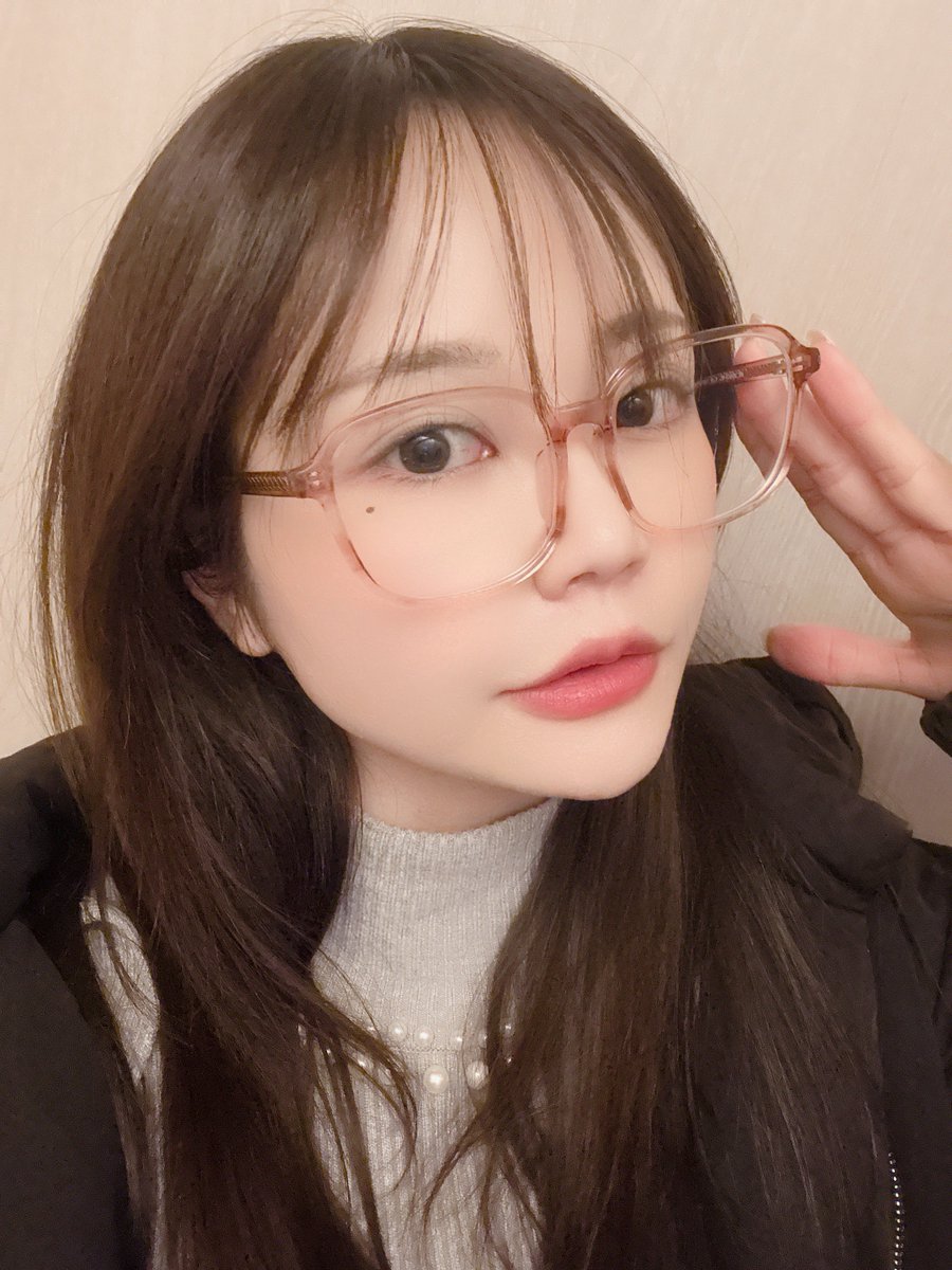 _rain_laurant's tweet photo. メガネを新調した<(　 'ω' ┌┛)┌┛ https://t.co/koUHqiLJXv