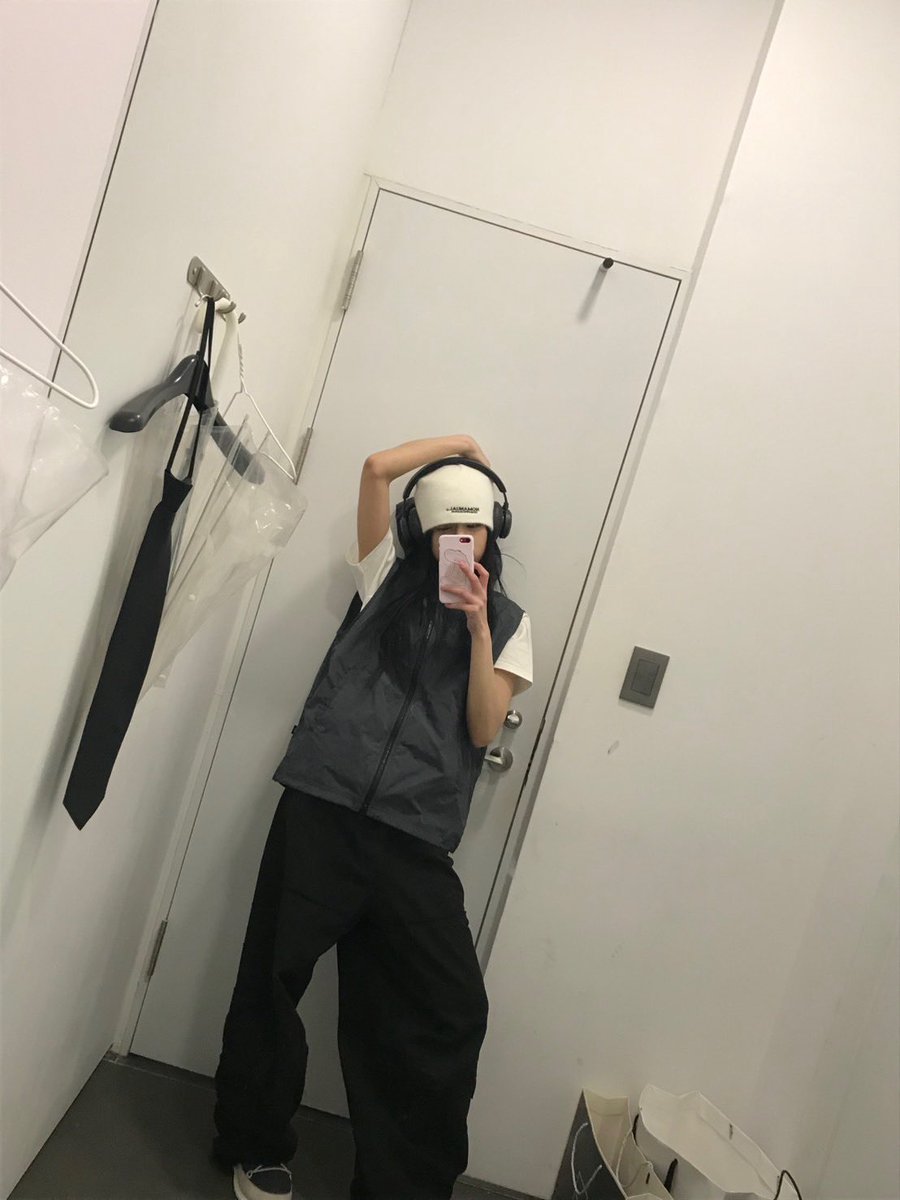 picbaemon's tweet photo. AHYEON WEVERSE UPDATE https://t.co/iHIY8ywBlW