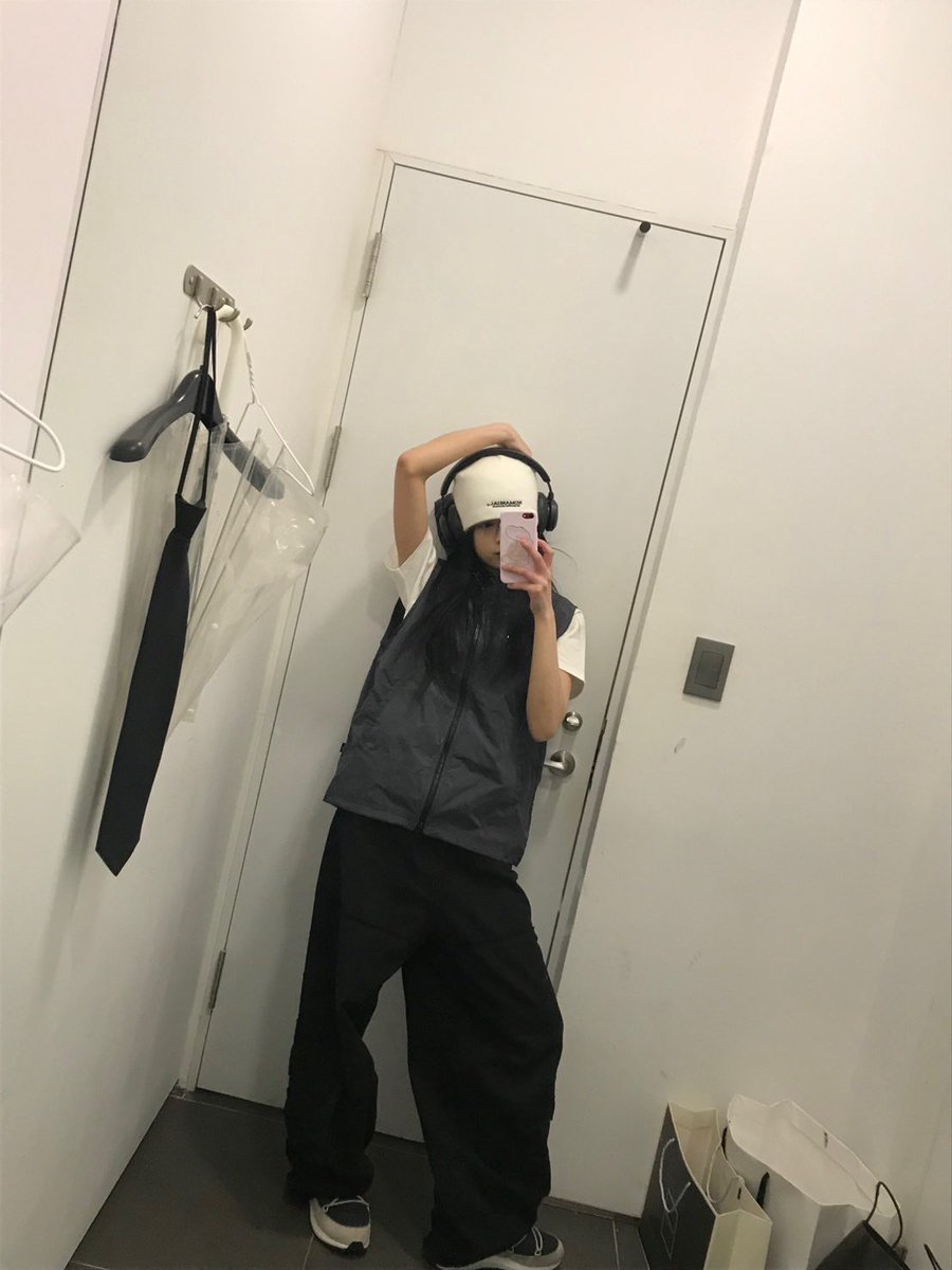 picbaemon's tweet photo. AHYEON WEVERSE UPDATE https://t.co/iHIY8ywBlW