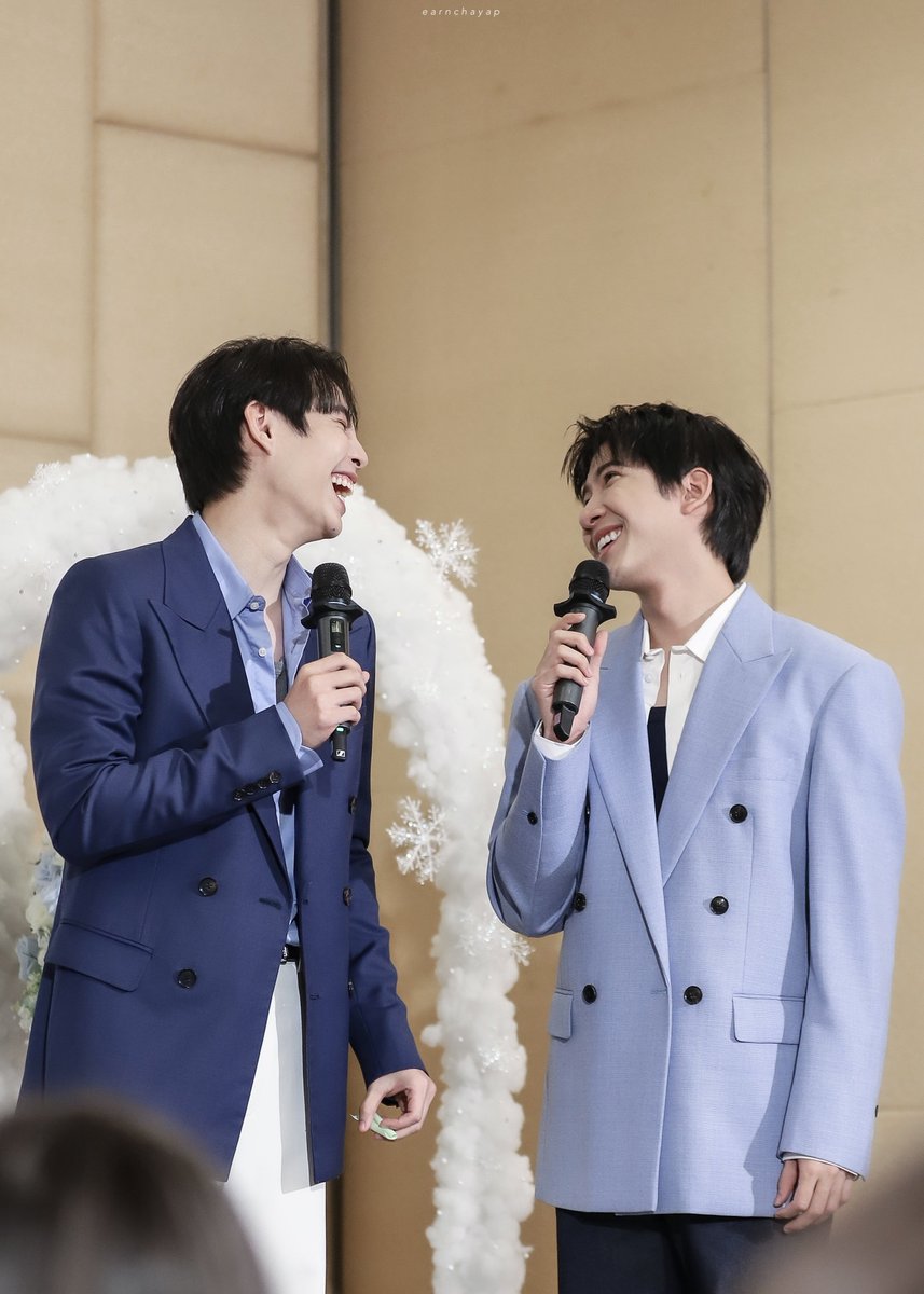 earnchayap's tweet photo. @myktnw @Firstkpp 27| 2311 FIRSTKHAOTUNG x DrDerma
#TheWintersWhispersWithFirstKhaotung
#DrDermaxFK
ขขวก ก่อนวันเกิด1วัน🤍น้องน่ารัก อารมณ์ดีมาก☃️❄️ ได้ถ่ายกรุ๊ปแรก ตอนแรกเค้าไม่ยอมให้ยืนสลับ เลยไม่ได้ยืนกระจายทุกคน ฮือㅜㅜ
@myktnw @Firstkpp 
#Firstkanaphan #khaotungg
#FirstKhaotung #เฟิร์สข้าวตัง https://t.co/Dt6YI5kkph