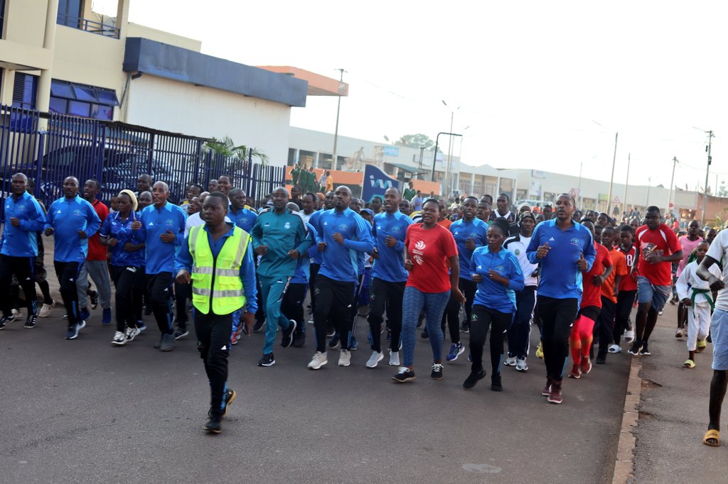 RwamaganaDistr's tweet photo. Mu gitondo mu Karere hakozwe siporo rusange yari ifite insanganyamatsiko igira iti:" Siporo ni ubuzima,nta kudohoka". Umuyobozi w'Akarere @RadjabM n'abandi bayobozi mu nzego zitandukanye bifatanyije n'abatuye #Umujyi wa #Rwamagana muri iyi siporo rusange ya #RwamaganaCarFreeDay https://t.co/2OsCPzdf5V