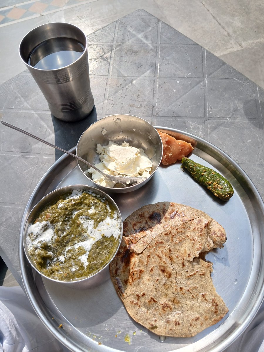 ASHOKAligarh's tweet photo. @aneesrajasp फिट और स्वस्थ रहने के लिए मोटा खाओ और मोटा पहनो
बाजरे की रोटी, चने का साग,हरी मिर्च के अचार और मक्खन व गुड़ के साथ सबसे बढ़िया भो���न है... https://t.co/k781YRvWEw