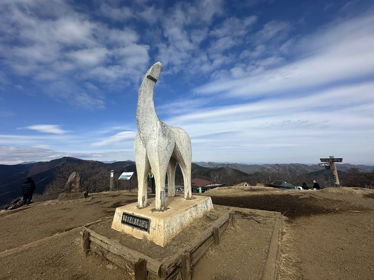beaklink's tweet photo. 体調崩して体力が完全に落ちてしまったので、今年は週末ゆる登山で体力作りするのが目標。一発目は15年以上ぶりの陣馬山だけど、全く雪がなくて歩きやすかった。 https://t.co/wtiTS9qW9D