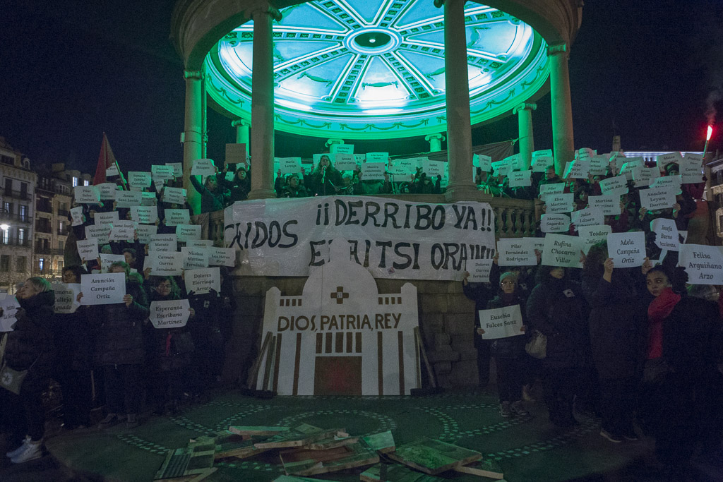 [ARGAZKIAK] Multitudinaria manifestación en Iruñea para exigir el derribo del monumento fascista a los Caídos. ekinklik.org/es/ultimas-cob…
#Oriomena #Memoria
