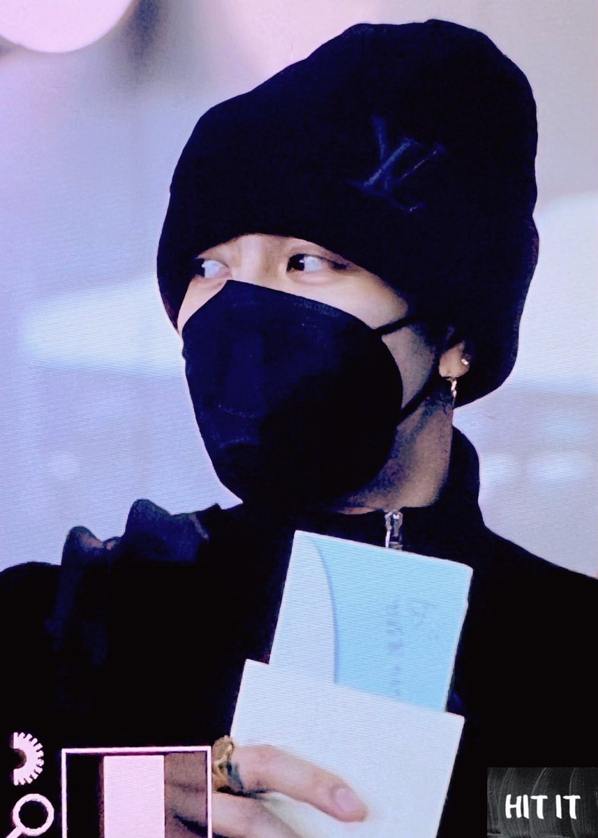 Hit_it852's tweet photo. 250119 인공출국 잭슨 💙
오랜만 왕잭슨 파리 잘다녀왕👋
#TEAMWANG #GOT7 #갓세븐 
#JacksonWang #왕잭슨 
#LouisVuitton #LVMenFW25 
#王嘉尔 #王嘉爾 @JacksonWang852 https://t.co/IqCNY15ILZ