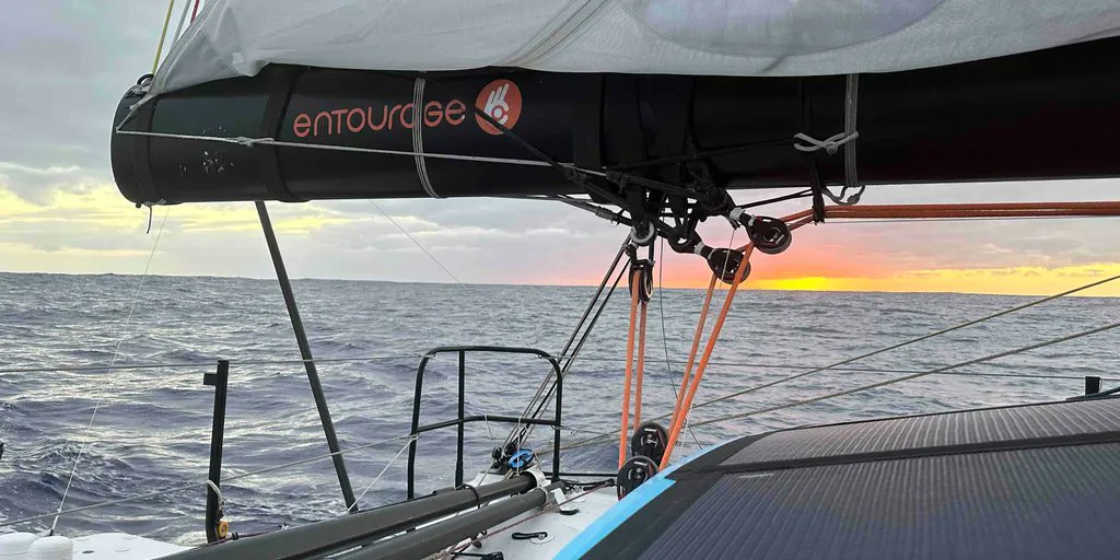 📰𝗔𝗳𝗳𝗿𝗼𝗻𝘁𝗲𝗿 𝗹'𝗶𝗻𝘃𝗶𝘀𝗶𝗯𝗹𝗲 

Dans le Vendée Globe, la peur est comme un passager clandestin. Elle s’embarque discrètement dès le départ, planquée sous les voiles ou dans un recoin du cockpit, et surgit pile au moment où on s’y attend le moins. Une vague plus