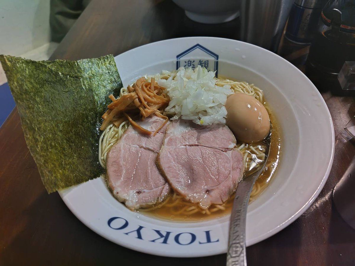 noano23sep's tweet photo. 本日は友人と立川駅北口にある楽観さんにお伺いさせて頂きました！特製真珠ラーメンを頂いて…あっさりさっぱりで奥深い！何よりもチャーシュー、玉ねぎ、味玉、海苔　すべての具のバランスが最高でした！近所にあるなら飲んだ後に最高のラーメンと思いました！是非おすすめですー！ https://t.co/RnrBAuGgoQ