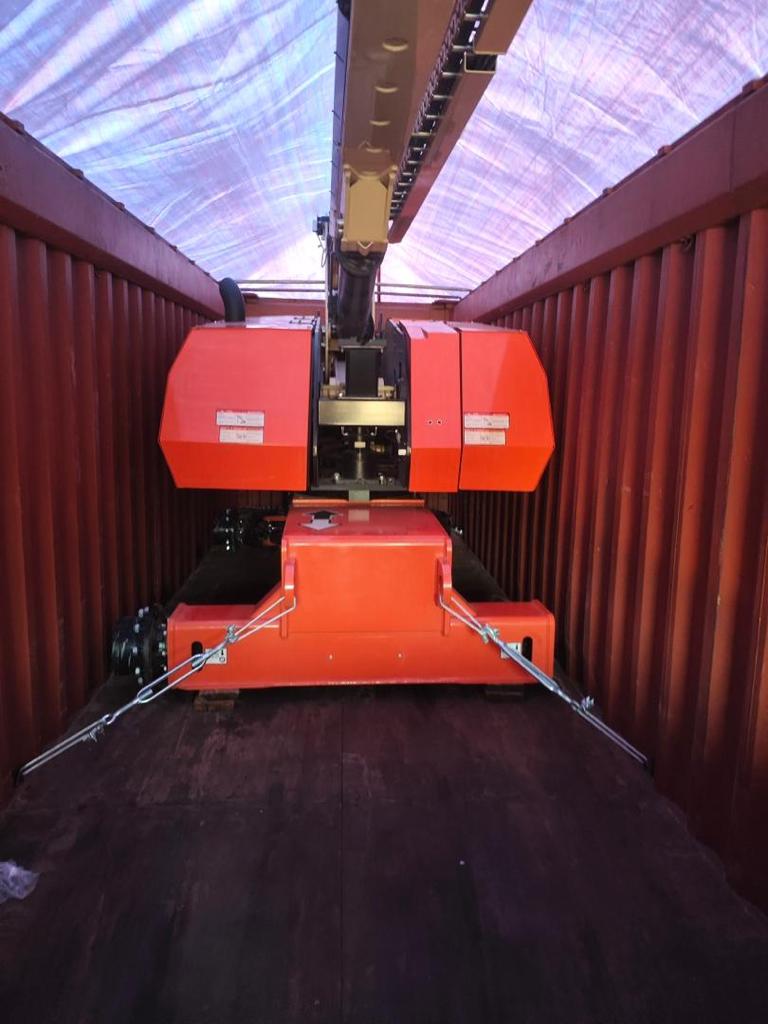 ¿Cómo viaja un elevador grande en un contenedor? Así, sin llantas