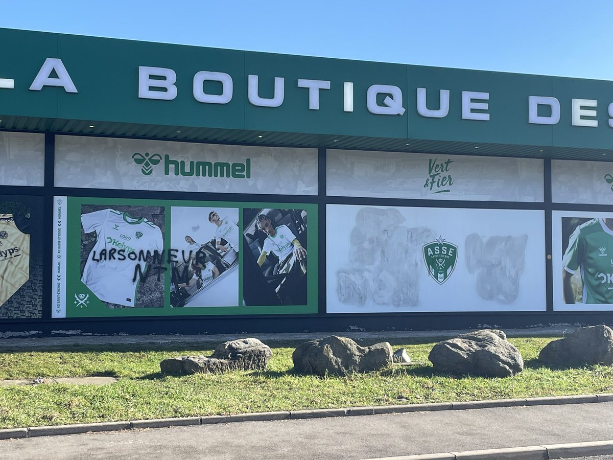 ActivRadio's tweet photo. [FOOTBALL] ⚽️ Comme il y a quelques mois déjà, la boutique des Verts a été tagguée. Certaines inscriptions ont déjà été enlevées. Dont celles des supporters ayant revendiqué le geste (SPOIL : ceux d’un club sorti par une N3 en Coupe de France mercredi dernier).
#ASSE #Taggs https://t.co/JpLvxpHIs6