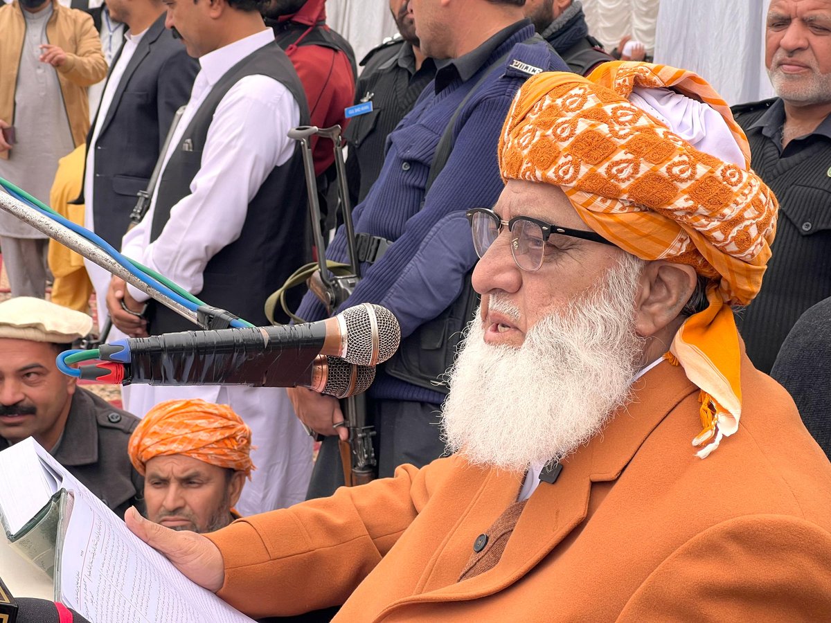 juipakofficial's tweet photo. قائد جمعیت مولانا فضل الرحمان مدظلہ کا جامعہ اسلامیہ بابوزئی مردان میں تقریب تکمیل درس نظامی سے خطاب 

قائد جمعیت مولانا فضل الرحمان نے بخاری شریف کی آخری حدیث کا درس دیا 

تقریب سے مہتمم جامعہ مولانا امداد اللہ یوسفزئی ، مولانا عطاء الحق درویش ،مفتی حماد اللہ یوسفزئی سمیت اکابر علماء کا خطاب 

فارغ التحصیل علماء کرام اور حفاظ کرام کی دستار بندی کی گئی