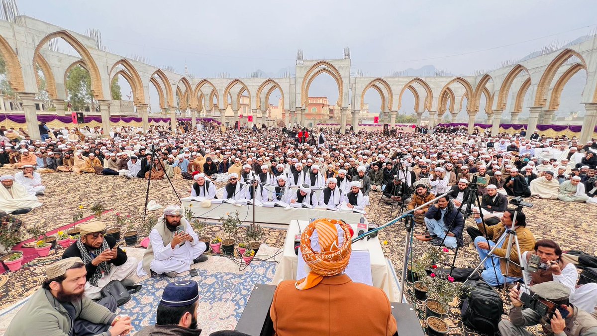 juipakofficial's tweet photo. قائد جمعیت مولانا فضل الرحمان مدظلہ کا جامعہ اسلامیہ بابوزئی مردان میں تقریب تکمیل درس نظامی سے خطاب 

قائد جمعیت مولانا فضل الرحمان نے بخاری شریف کی آخری حدیث کا درس دیا 

تقریب سے مہتمم جامعہ مولانا امداد اللہ یوسفزئی ، مولانا عطاء الحق درویش ،مفتی حماد اللہ یوسفزئی سمیت اکابر علماء کا خطاب 

فارغ التحصیل علماء کرام اور حفاظ کرام کی دستار بندی کی گئی