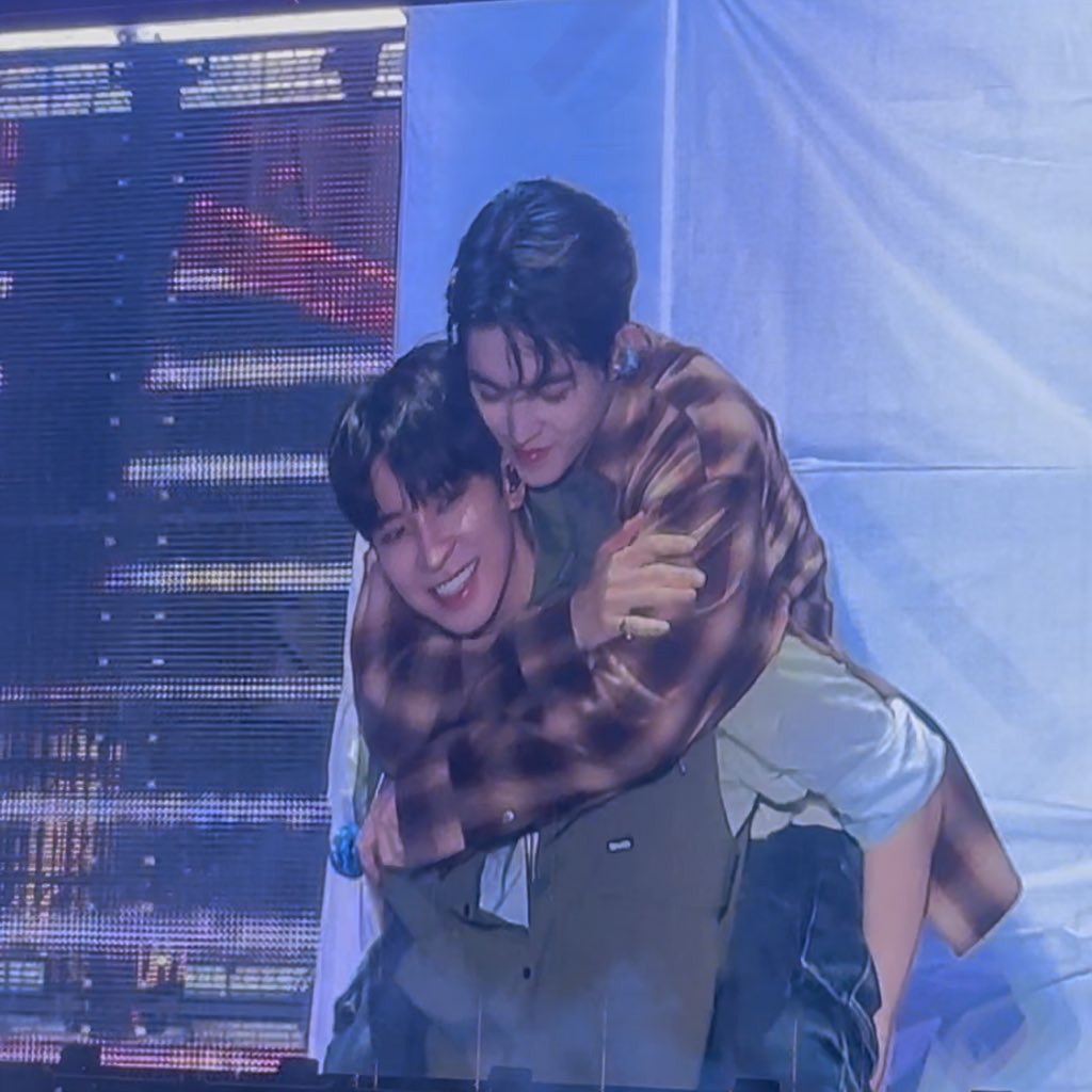 aww woncheol piggyback ride! 🥹🤍