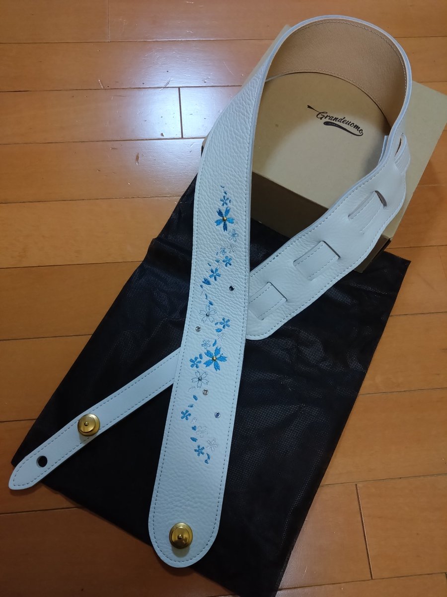 rick_the_mask's tweet photo. もう届いた！
#Grandeuomo
#雪桜スペシャル
#彼女へのプレゼント https://t.co/u5RM6lxSdZ