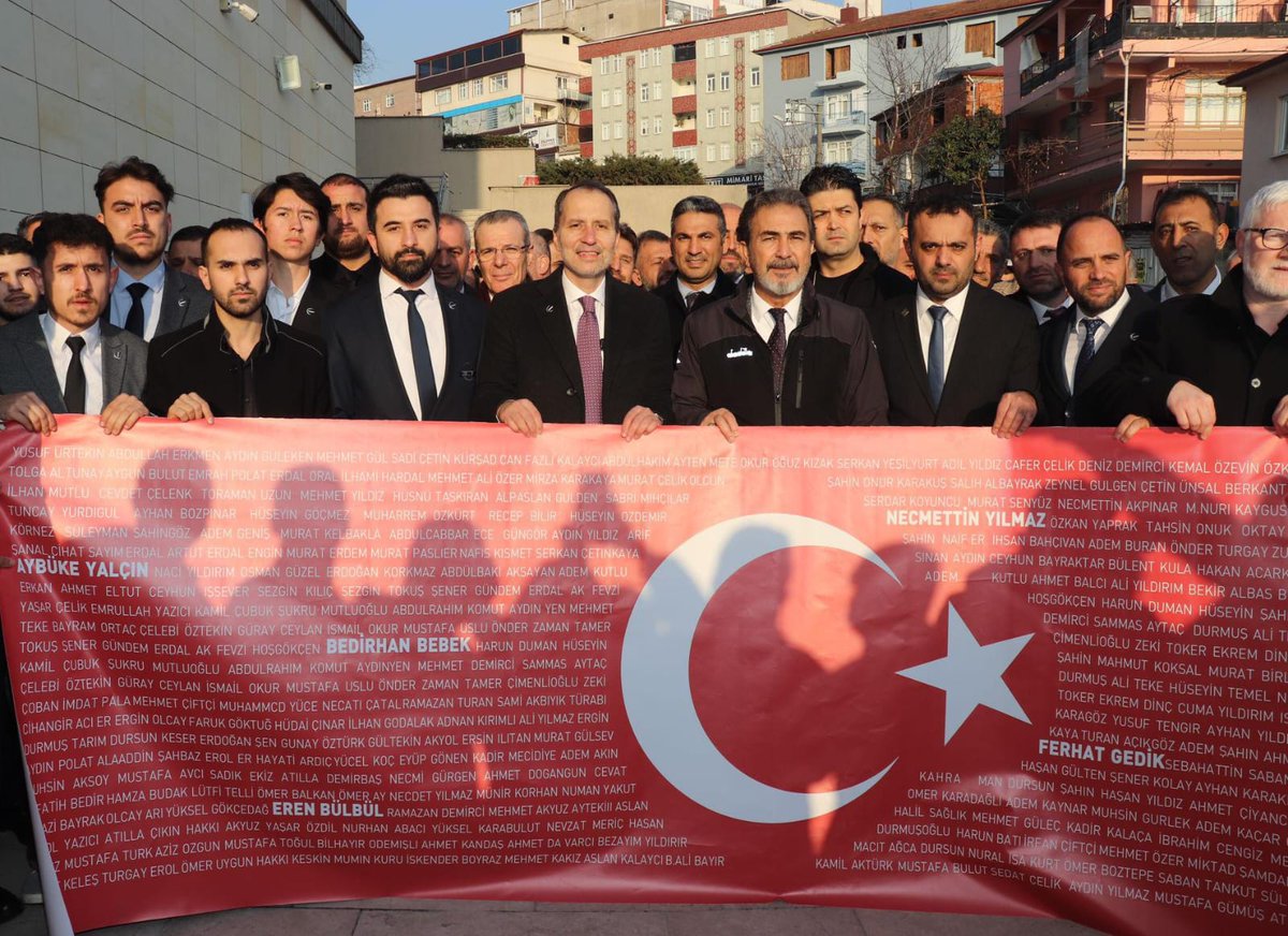 🔴 Fatih Erbakan, şehitlerimizin isimlerinin yazılı olduğu pankartla iktidara sert mesaj verdi.