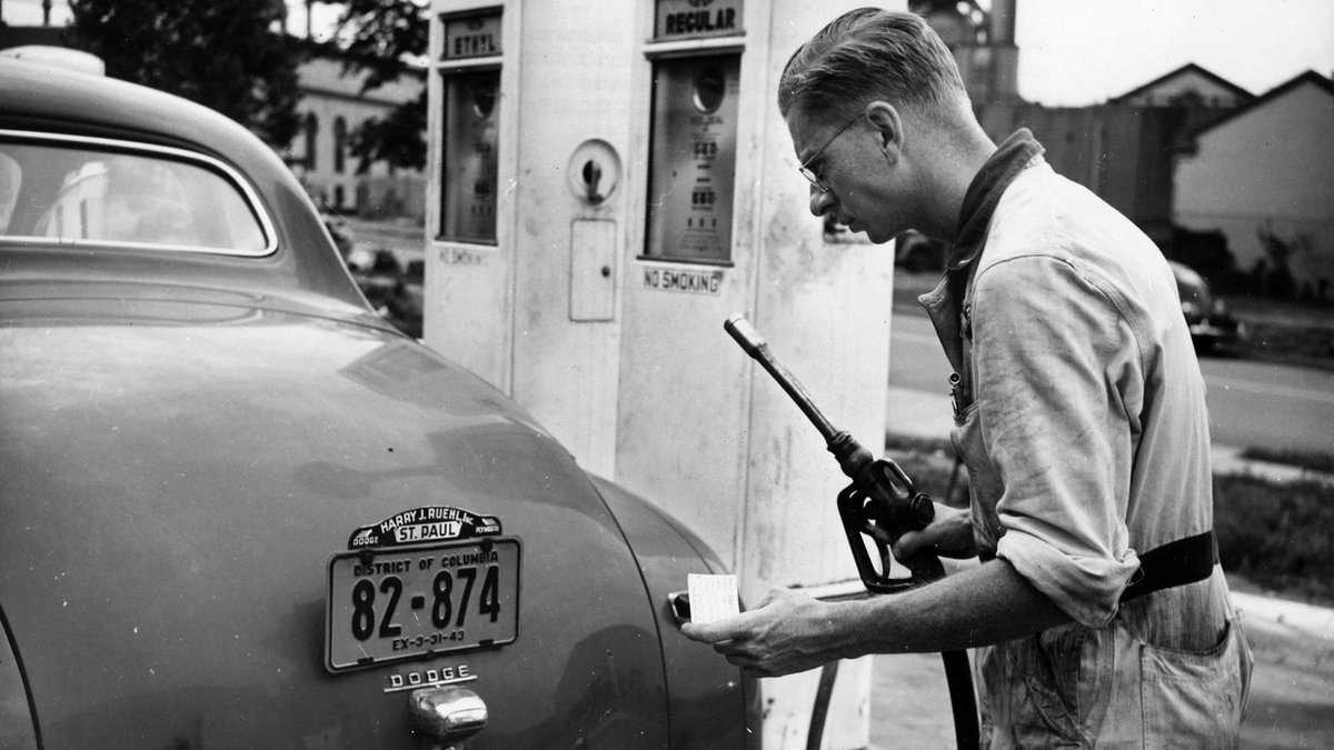 Чи можна сказати, що цивільне населення США зробило 100% для перемоги у Другій світовій війні? 

Давайте розглянемо, як війна вплинула на життя звичайних американців та їх побут🧵⤵️