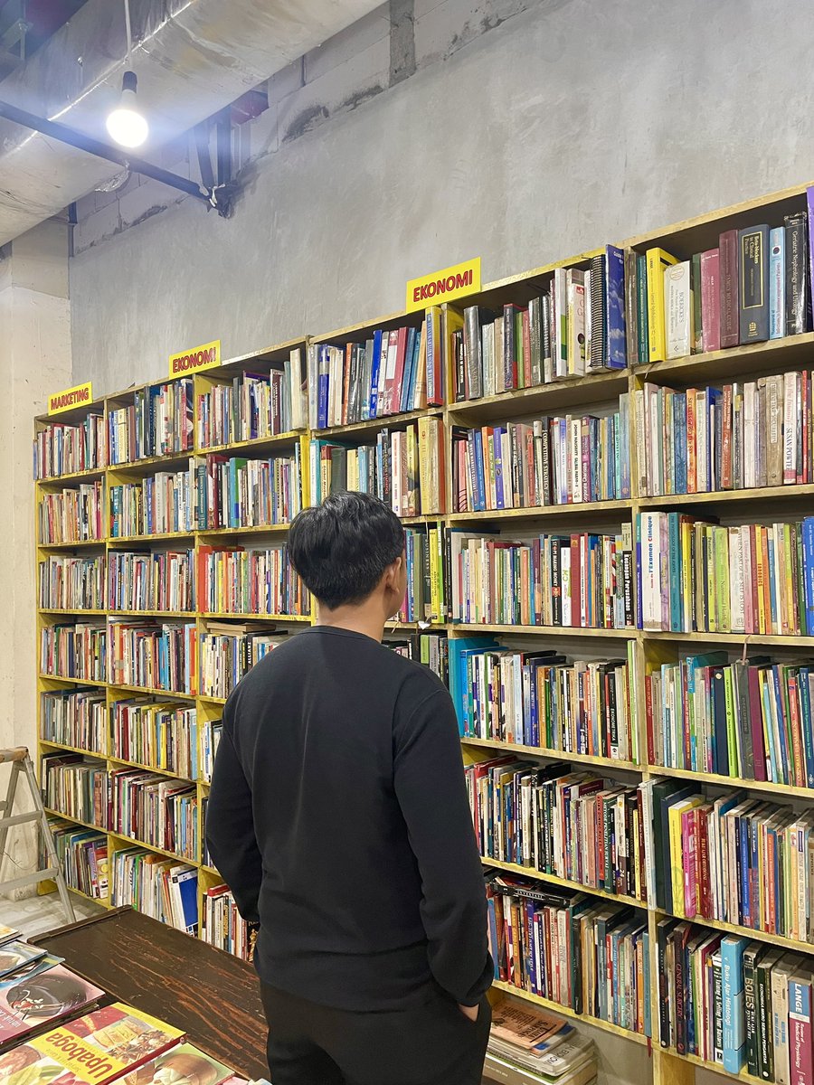 📍Gudang Buku Revo - Bekasi

Hidden gem di Bekasi ada gudang buku besar! Kalo kalian jeli bakal dapet buku bagus dengan harga murah!!!!! 

Tutupnya jam 21:00 kok jadi aman mau cari2 buku sampe lama😆 Tempatnya di bagi 2 ada section fiksi dan non-fiksi.