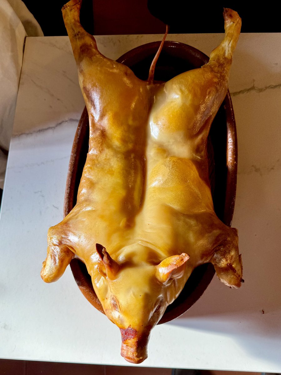 lsuarezdelezo's tweet photo. Dos clásicos de la cocina castellana en #Duque en #Segovia. Los judiones, de categoría, y el cochinillo perfectamente asado. Jugoso, crujiente y sabroso. 

Bien por la familia Duque y todo el equipo del gran restaurante segoviano https://t.co/Gw4ECC0qJL