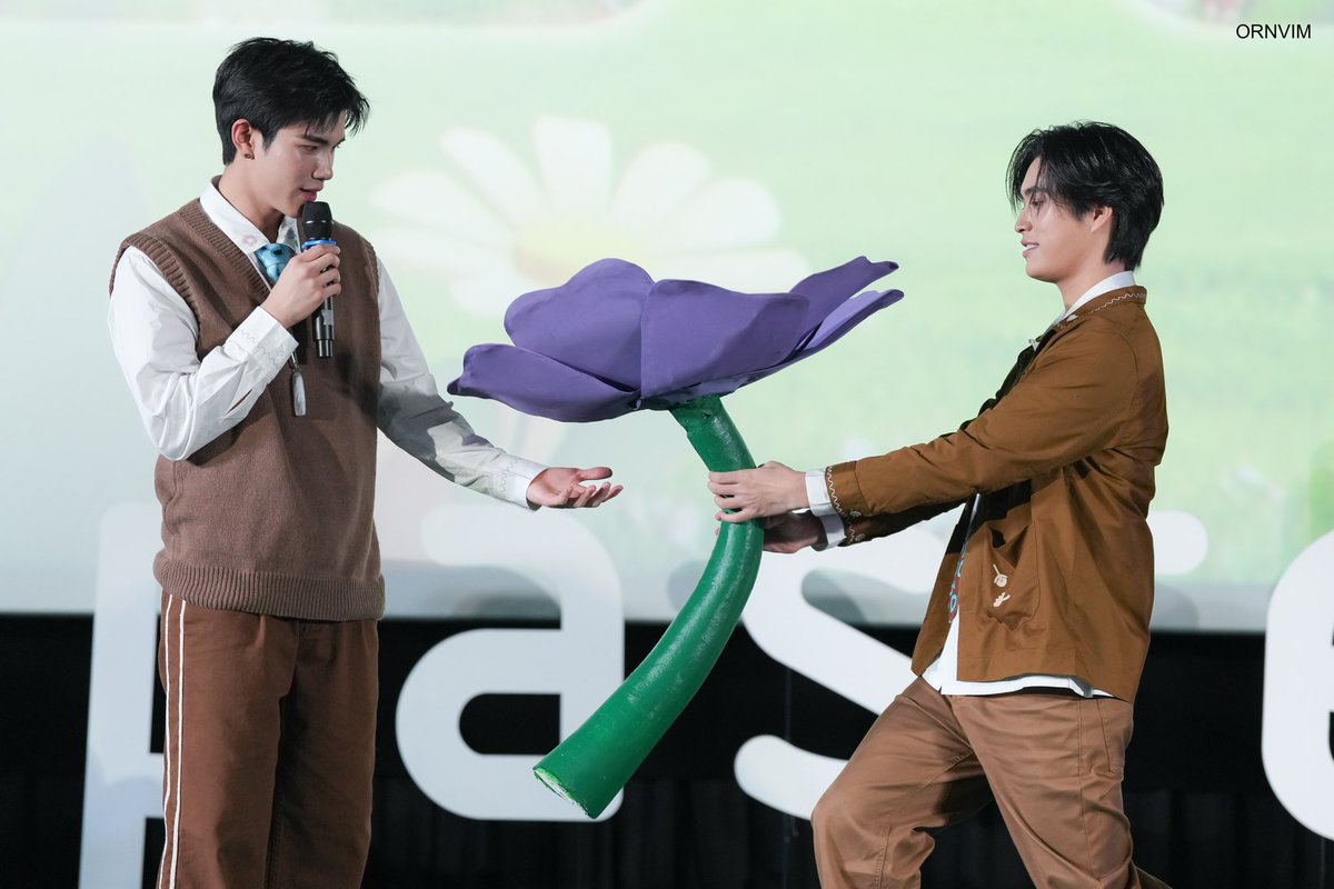 ornvim's tweet photo. ดอกไม้นี้เพื่อเธอ ☺️☺️

GARDEN OF DREAMS WITH GEMFOT
#PastelxGFmeeting
#GeminiFourth 
#Fourthnattawat
#Gemini_NT https://t.co/NVjUvi0Xx8