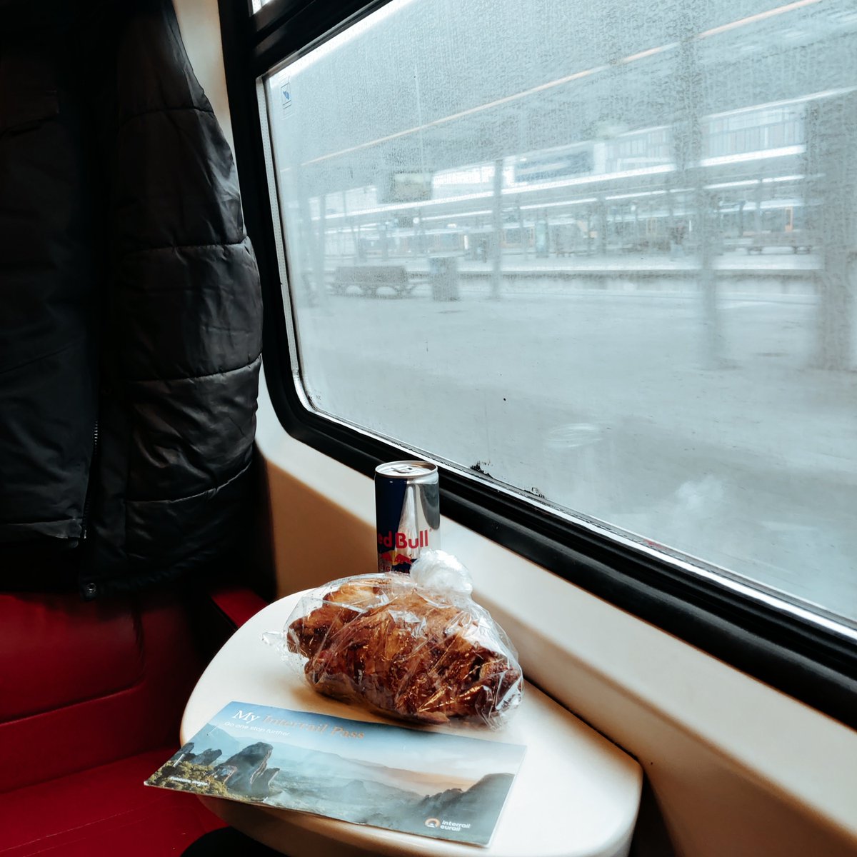 VikingonRails's tweet image. Goeiesmoggel! Is het al weekend?

Vandaag maar eens dat nieuwe #Eurocitydirect geval bekijken. (al mag dat ding eigenlijk geen #Eurocity heten 😒😇) 

#WorldonRails #createyourownstory #treinleven #bahn #interrail #Utrecht #Brussel
