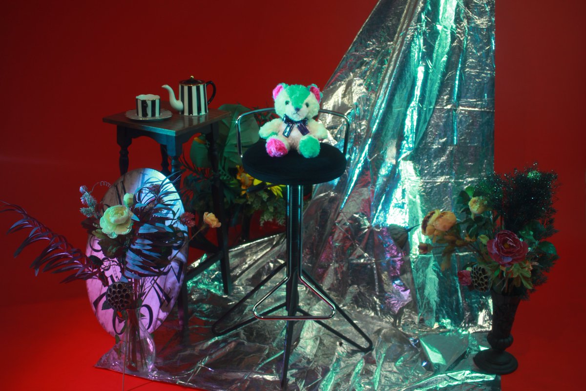 これスタジオにあるものでキャラに合いそうなモノをば〜っと並べただけでめちゃくちゃ褒めてもらってこんだけ組める小道具があるスタジオが凄いんだよって本当にそうおもうんですけど可愛いのでみてちょしますね。
(🤡クマはモデルさんの私物)

7スタさんはいいぞ、葉っぱと質感が多い（？）