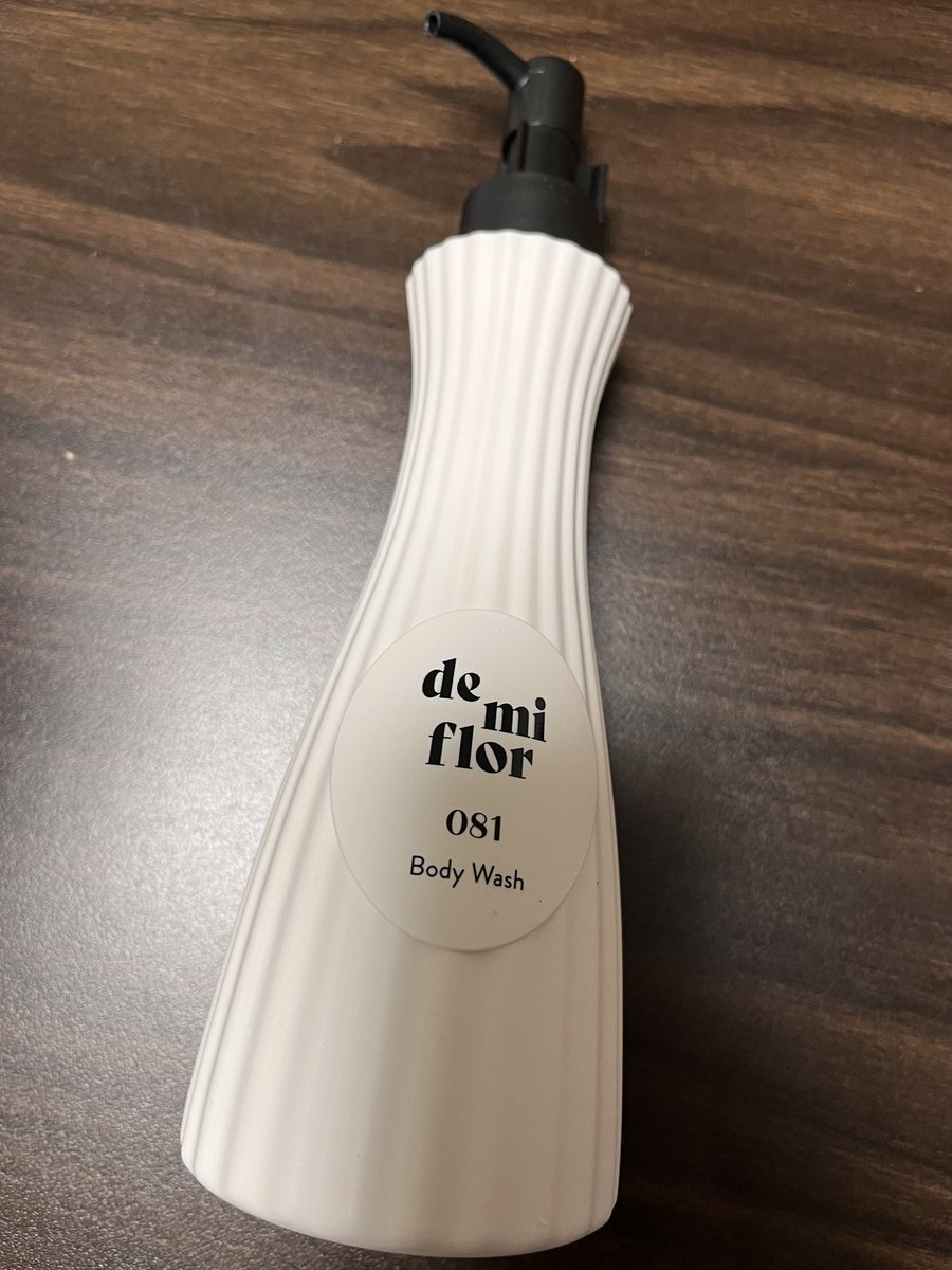 2Nzhv's tweet photo. 良い香りにスタイリッシュな容器が浴室を彩りますw
思ったより良い感じなのが個人的な感想です。
お風呂時間が楽しいですね～♪
商品選定に迷われてる方におすすめします。

@monochoice さんからいただきました！

#demiflor #デミフロー #ボディウォッシュ #ボディーソープ #韓国スキンケア https://t.co/ngjMle1hIe