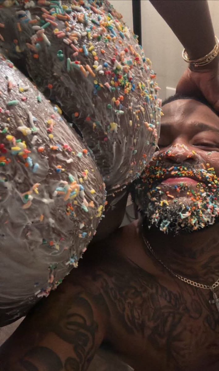 Ithu mathri en kundi laa cake vachu nakka vanga daa chelow kuttygala 🤤🍑🎂