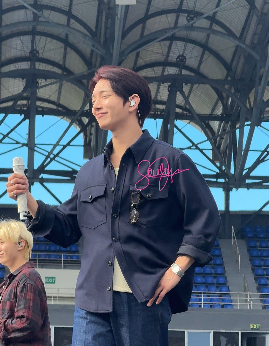 jooovilyn's tweet photo. THOSE EYES HONG JISOO!!!! (Day 1 Soundcheck) #SEVENTEEN_RIGHT_HERE_IN_BULACAN #SEVENTEEN_RIGHT_HERE_BULACAN #SEVENTEEN_RIGHT_HERE #JoshuaHong https://t.co/Mo8HL9bdBj