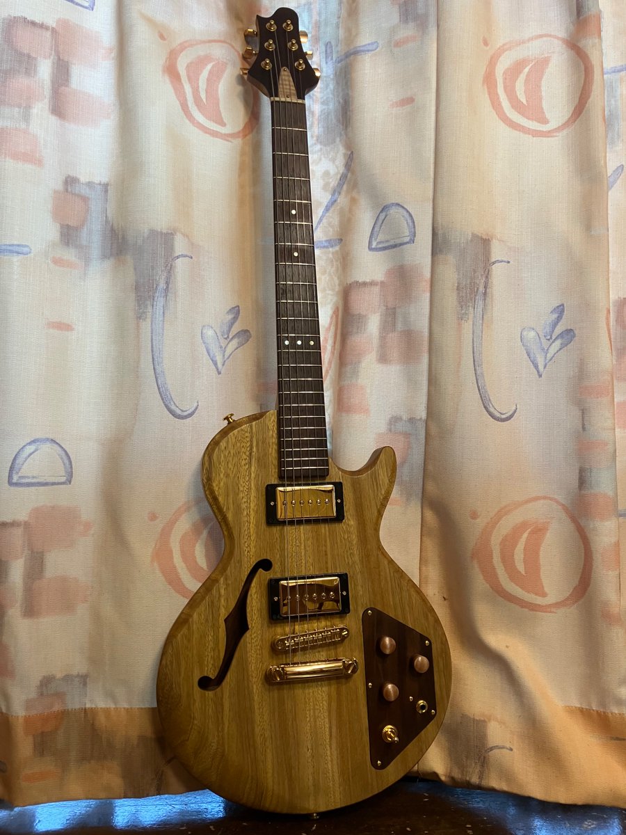 さらに手を加えてみた。コリーナという木材は、確かにアルダーとマホガニーの中間、というトーンだった。P90ピックアップ との相性が抜群♫