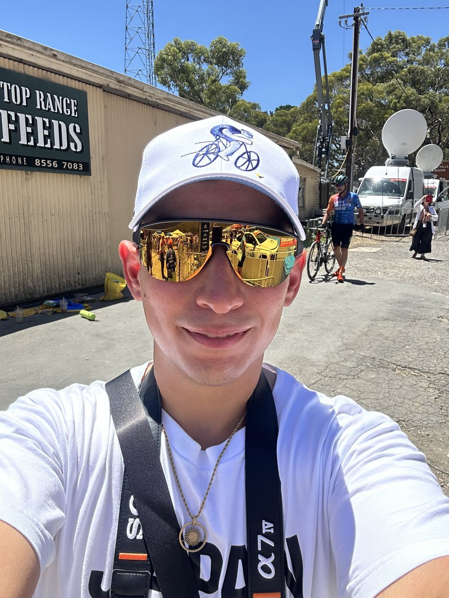 X A V I E R 🚴 tweet media
