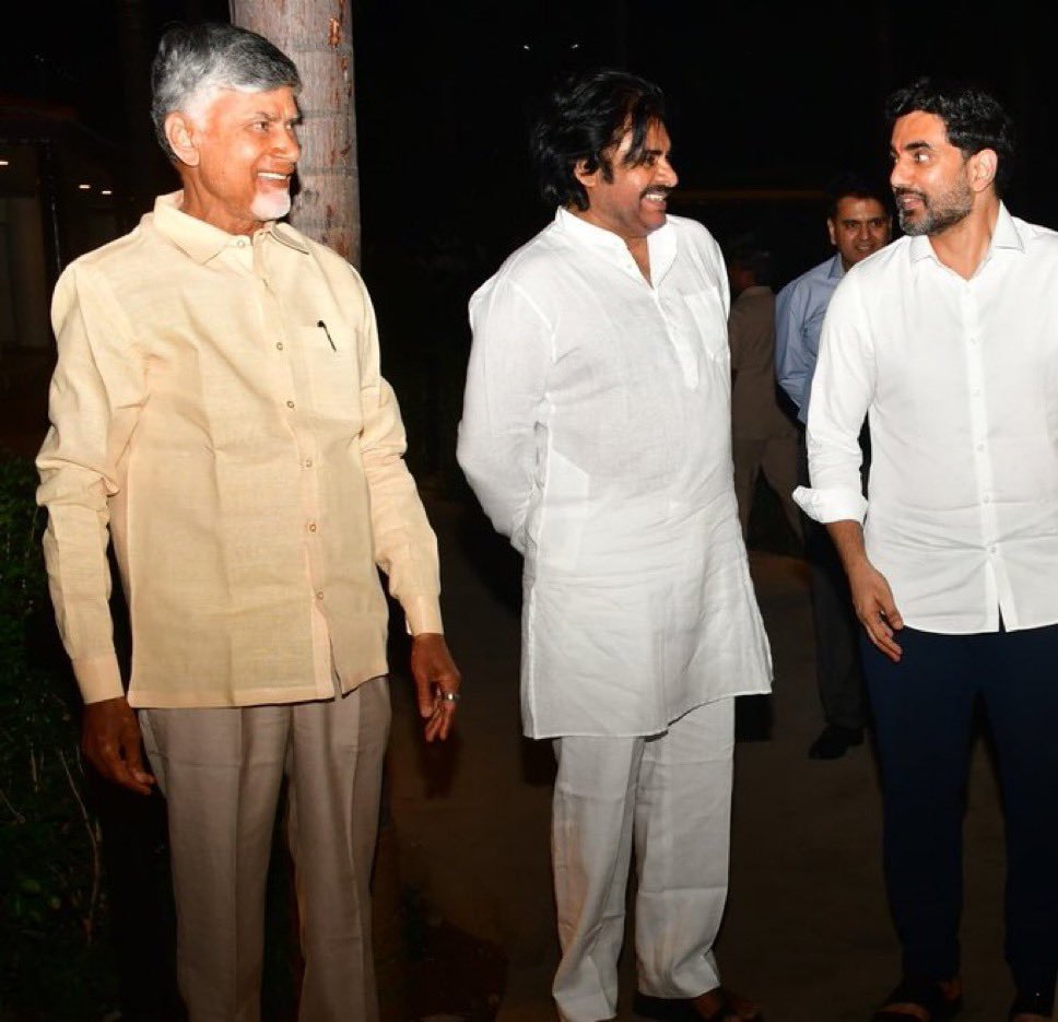 RebellionTweet's tweet photo. చంద్రబాబు మాస్టర్ ప్లాన్  

ఆంధ్రప్రదేశ్ రాష్ట్ర ముఖ్యమంత్రిగా శ్రీ పవన్ కళ్యాణ్ గారు. @PawanKalyan

 ఆంధ్రప్రదేశ్ రాష్ట్ర ఉప ముఖ్యమంత్రిగా @naralokesh గారు.

ఆంధ్రప్రదేశ్ గనుల శాఖ మంత్రిగా శ్రీ @NagaBabuOffl గారు. 

భారతదేశ ఉప రాష్ట్రపతిగా శ్రీ @ncbn గారు.

#APCMPawanKalyan https://t.co/BQTa4xWuDa