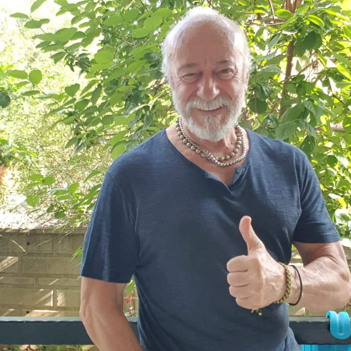 Eve giren adam ; 
evde tek başına yaşayan eşini ağlar halde gördü ve ağlamasının sebebini sordu.?.
Kadın : '' - Evimizin önündeki ağaca konan kuşlar beni türbansız görebiliyor ve bu durumda Allah'a karşı günah işlemiş olabilirim ; onun için ağlıyorum ''dedi.Adam  Karısının