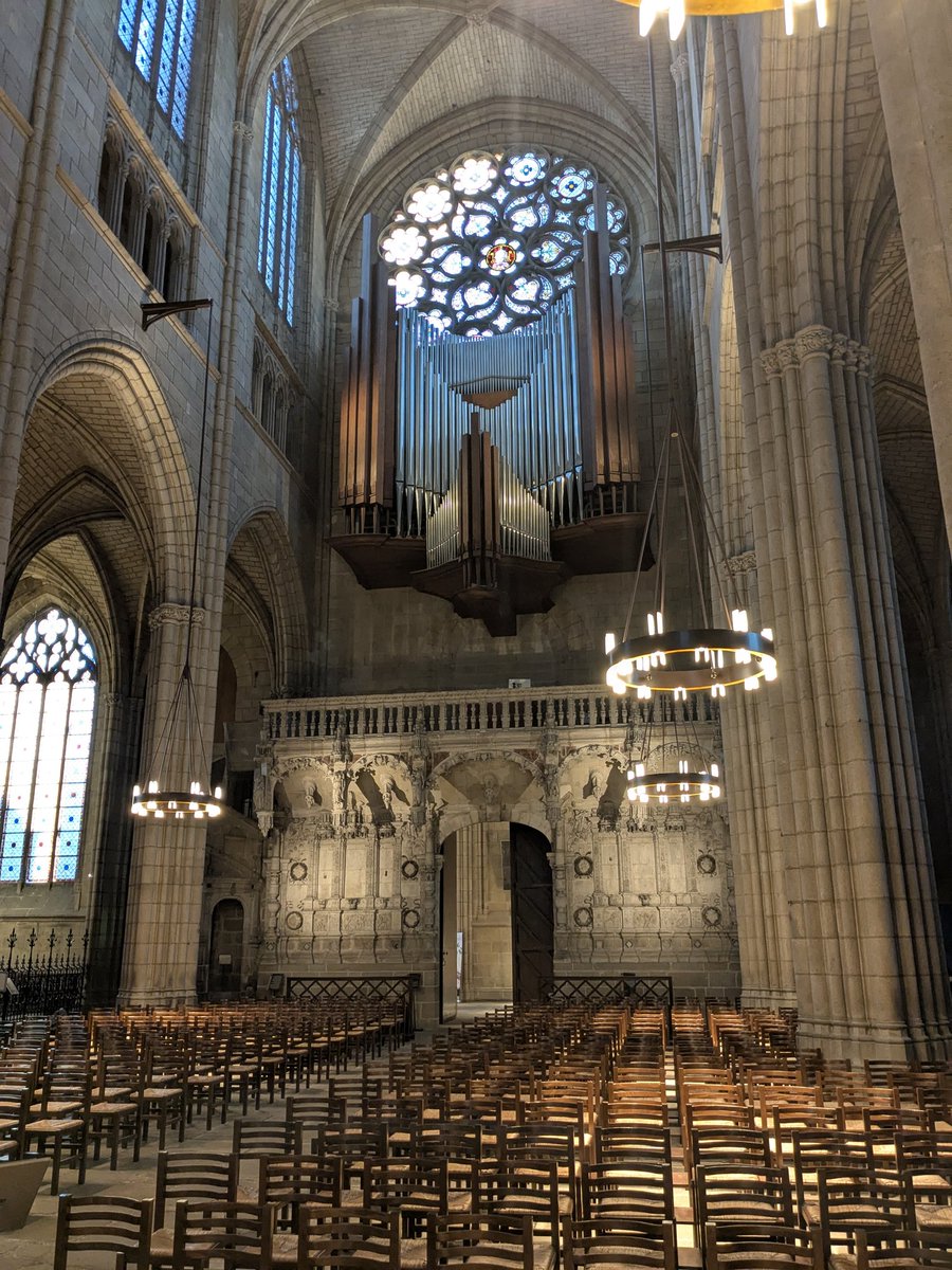 L'intérieur de la cathédrale de Limoges. 

Merveilleusement entretenue et d'une grande élégance.