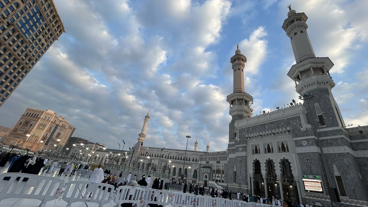 «فَاغفِر أيَا رَبُّ تَقصِيرًا بُلِيتُ بِهِ
 إنَّ الفُؤَادَ لِعَفوٍ مِنكَ ظَمآنُ».🍃

#صباح_الخير 🤍🌸
كل الخير هنا 💗🥰