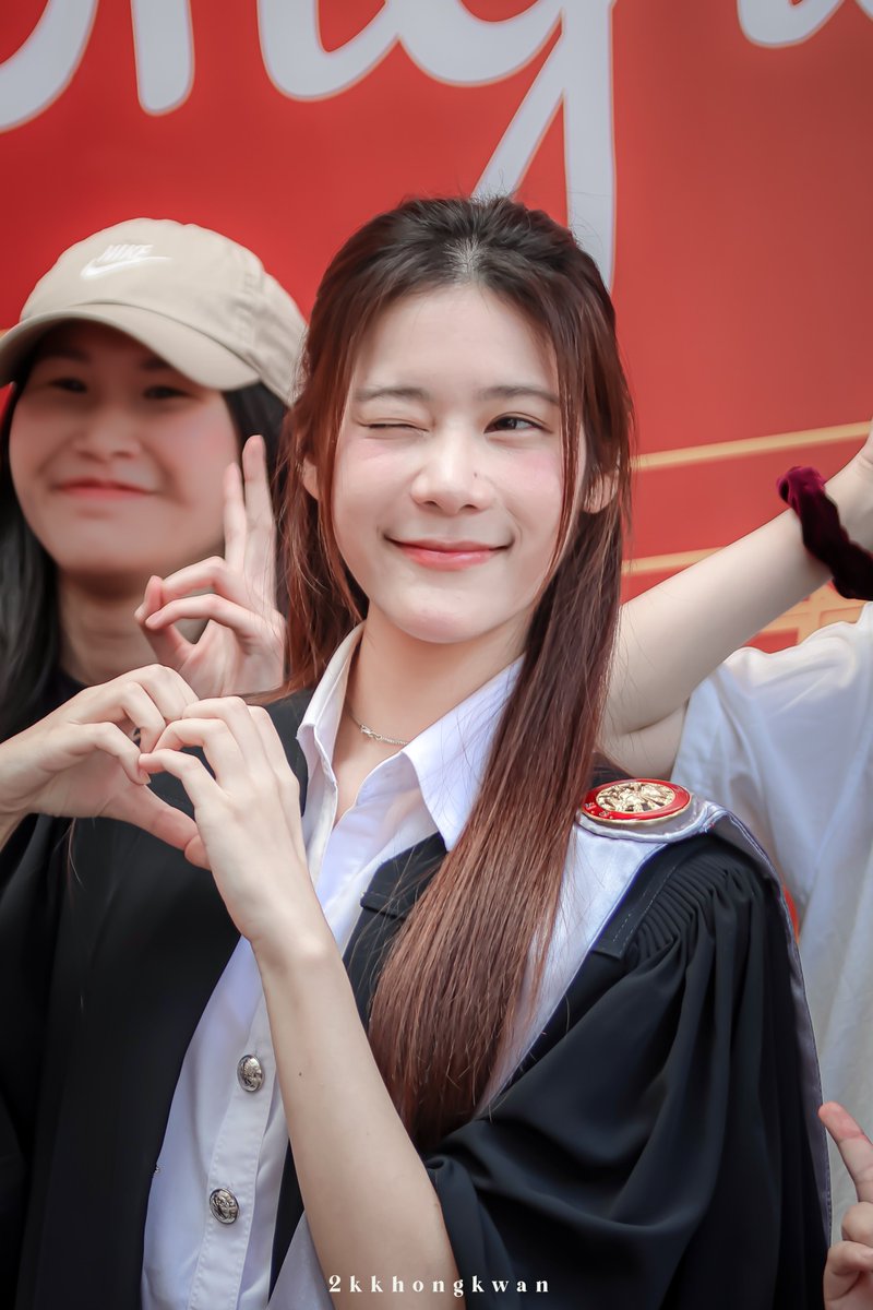 👧🏻 : I want to take a picture with you all 🥹

//เอ็นดูเด็กเล็กเดินหาที่ถ่ายรูปรวมกับแฟนคลับ 🤏🏻☺️

#EarnGraduation 👩🏻‍🎓✨
#earnpypp_ <a href="/earnpypp_/">Earnpypp_</a>