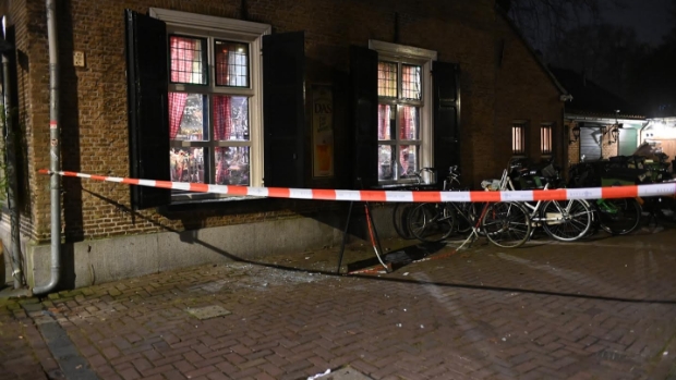 Meerdere ruiten ingegooid bij café Boerke Verschuren aan de Ginnekenmarkt -  bredavandaag.nl/l/437802