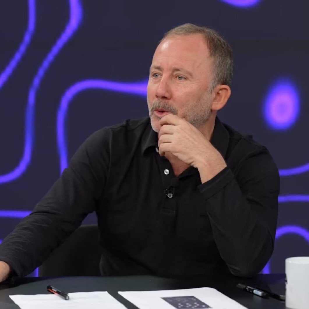 Sezon başında Gio’ya sallıyordu, sorun hoca diyordu. Sonra kendine teklif gelince, “Bu kadro ile bir şey yapılamaz” dedi. Sergen Yalçın işine geldiği gibi konuşuyor. Sözleri de tutarsız. Bir gün yine geleceksin belki ama yine sıfır çekip gideceksin.