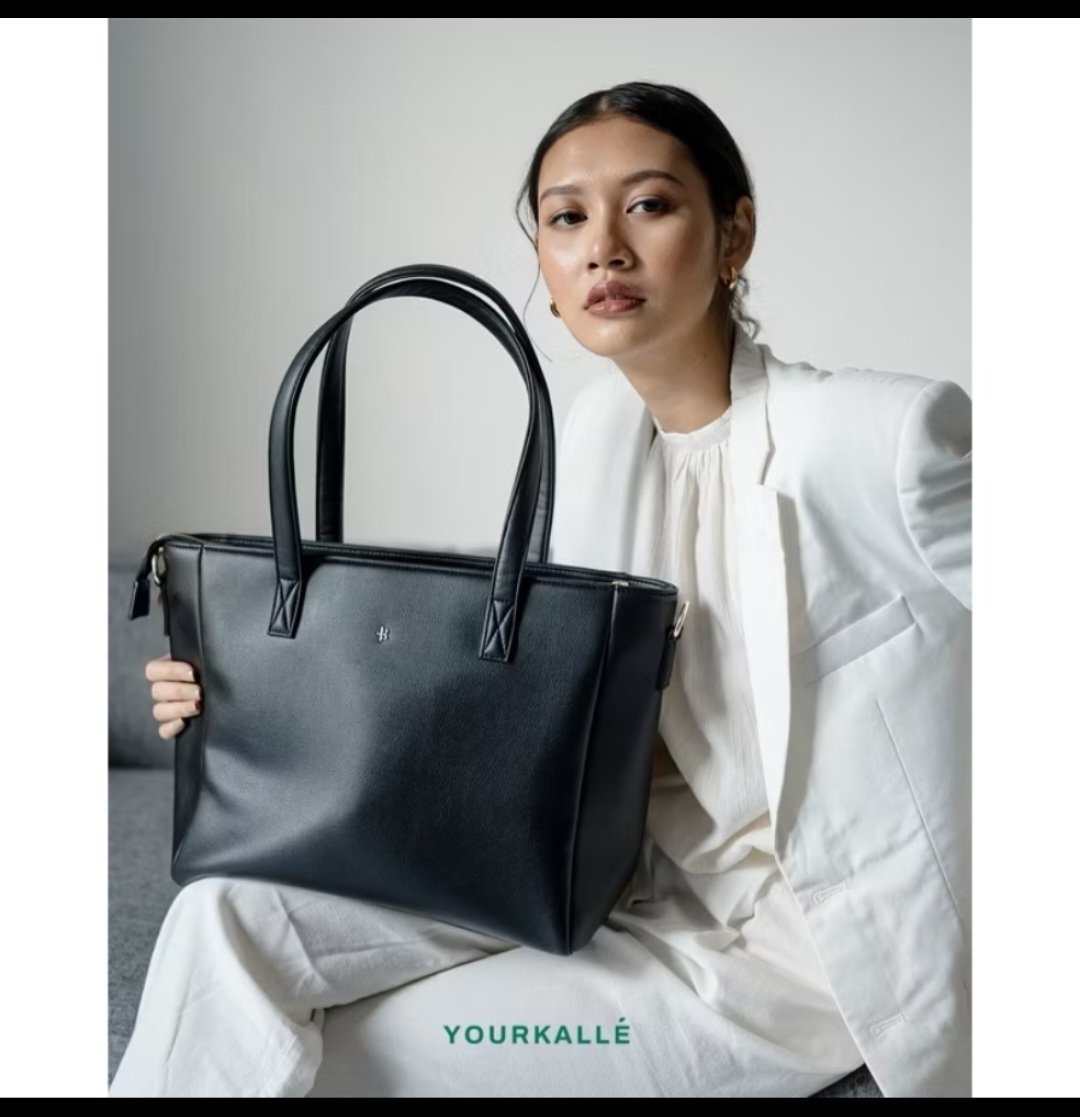 shopiashopper's tweet photo. @ohmy_beautybank Aku pake dari local, YourKalle. Cocok buatku yg sering nemenin bos meeting, laptop, tumbler, mukena semua masuk. Bahan kuat banget udah 2th lebih aman, ada tali panjang cocok yg naik motor. Laptop ada tempatnya juga. Sayang g ada foto pas pake tas ini 🥲 https://t.co/rGswTxrqrR https://t.co/Y1HH3EIYqR