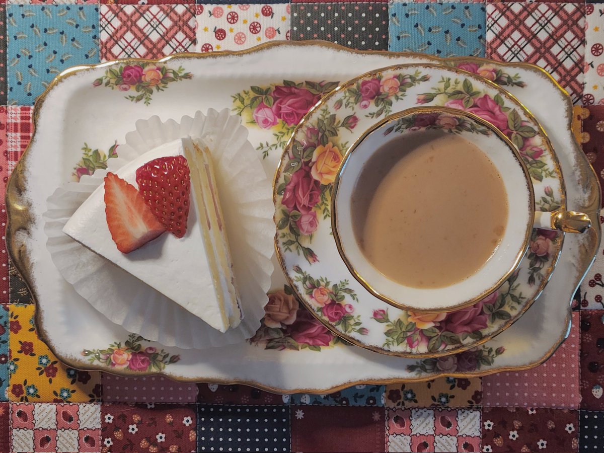 수제 밀크티와 딸기 케이크