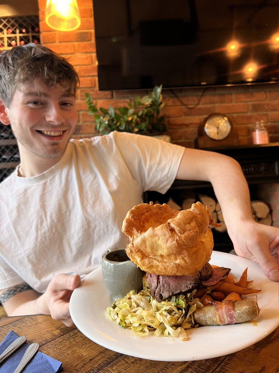 Get out the cold and come join us for a hearty roast today 🔥 

The perfect plate of 35 day dry aged West Country rump of beef 🥩 

#roast #sunday #yorkshirepudding #cambridge #youngs #getcozy